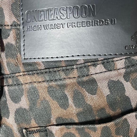 OneTeaspoon- BRONZE LEOPARD FREEBIRDS II HIGH WAIST SKINNY JEANS
Size 23 - Picture 6 of 9